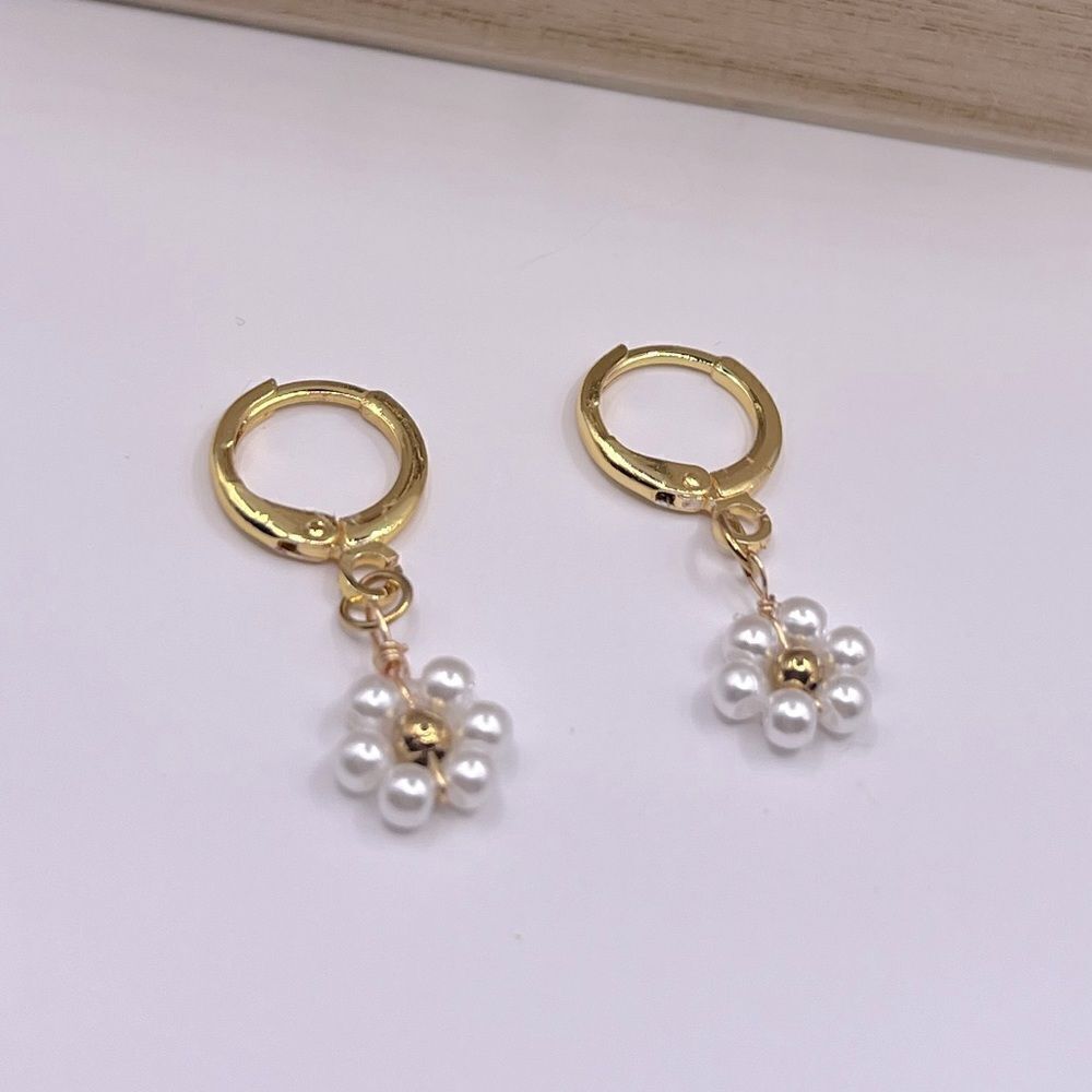 5 for $25 Small Daisy 🌼 Pearly Earrings